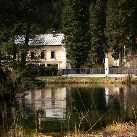 Checkin The Box Schloss Neubruck ラグジュアリーテント *