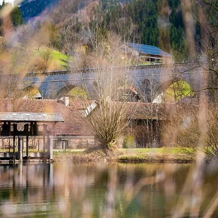 Checkin The Box Schloss Neubruck ラグジュアリーテント