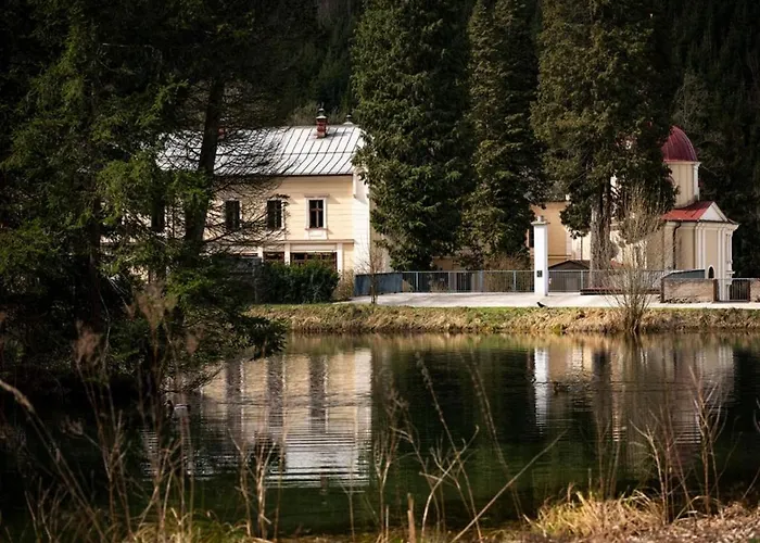 Checkin The Box Schloss Neubruck ラグジュアリーテント *